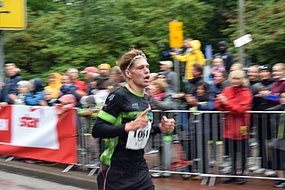 Robbin Rechenberg läuft auf der 5-Kilometer-Distanz als erster ins Ziel. (Foto: Frank)