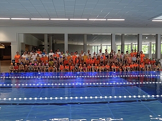 Tag der Delfine im Schwimmzentrum Elmshorn: Die kleinen Schwimmerinnen und Schwimmer probten den Wettkampf und hatten Spaß. (Foto: Jennifer Kühnel) 