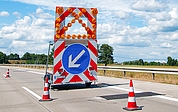 Der Verkehr wird einspurig an der Baustelle vorbeigeführt. (Symbolfoto: Pixabay)