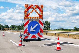 Auf der A23 zwischen Tornesch und Elmshorn wird zwei Wochen jeweils nur eine Fahrspur zur Verfügung stehen. (Symbolfoto: Loyloy Thal auf Pixabay)