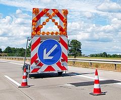 Der Verkehr wird einspurig an der Baustelle vorbeigeführt. (Symbolfoto: Pixabay)