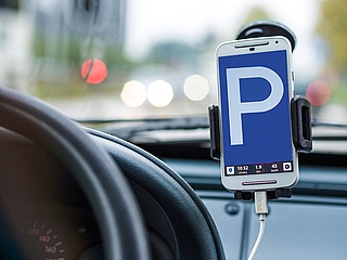 Parkgebühren mit einer App zu zahlen ist meist teurer als mit Münzen. (Foto: Dariusz Sankowski (Pixabay) und EM80 (Pixabay), Montage: Frank)