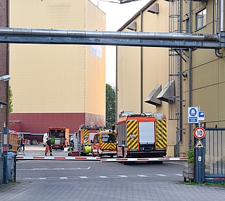 Einsatzfahrzeuge der freiwilligen Feuerwehr stehen auf dem Gelände der Firma Peter Kölln in Elmshorn. (Foto: Frank)