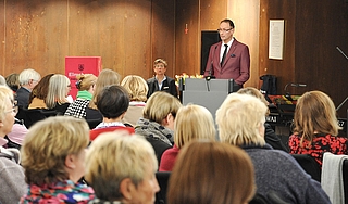 Mehr Schutz für Frauen und Mädchen vor Gewalt jeder Art forderte Erster Stadtrat Dirk Moritz in seinem Grußwort. (Foto: Torben Hinz, Stadt Elmshorn)