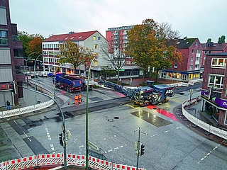 Es wird abgefräst und aufgestemmt: Auf der Kreuzung Holstenstraße/Schulstraße/Feldstraße und den angrenzenden Bereichen laufen die Bauarbeiten auf Hochtouren. (Foto: Strandmann)