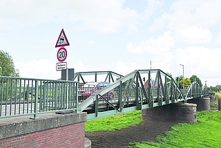 Die Wassersteine unterhalb der Brücke sollen neu verlegt werden. (Foto: Frank)