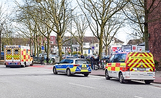 Der Verletzte wurde zunächst vor Ort in einem Krankenwagen versorgt, bevor er in die Klinik gebracht wurde. (Foto: Frank)