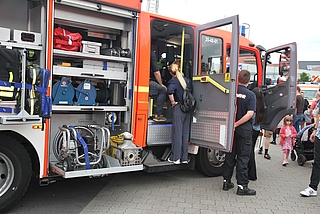 Ein Einsatzfahrzeug der Freiwilligen Feuerwehr durfte am Blaulichttag 2023 besichtigt werden. (Foto: Meyer-Lutz) 