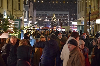 Bei leichtem Schneefall zog der Barmstedt Weihnachtsmarkt viele Menschen an. (Foto: Frank)