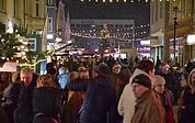 Bei leichtem Schneefall zog der Barmstedt Weihnachtsmarkt viele Menschen an. (Foto: Frank)