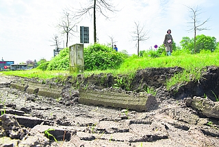 Große Reifen gruben sich in einen Weg, der parallel zur Hafenspange vom Krückau-Nordufer in Richtung der Kreuzung Deichstraße, Wedenkamp verläuft – im Hintergrund ist die Käpten-Jürs-Brücke zu sehen. (Foto: Frank)