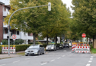 Einbahnstraßenregelung in der Schanzenstraße: Der Verkehr fließt nur Richtung Tantaus Allee. (Foto: Frank)