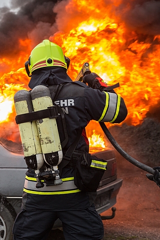 Rettungsaktion auf der A23: Die Feuerwehr musste einen Transporter löschen, aus dem zuvor noch eine 25-Jährige gerettet werden konnte, die auf den Rollstuhl angewiesen ist. (Symbol-Foto: pixabay/Kollinger)