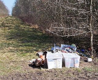 Diese Ansammlung von Plastikboxen, Vasen und Müll entsorgten Unbekannte in Westerhorn in der Straße Neuer Moordamm. (Foto: Polizei)