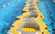 Wer überquert diese zusammengeknoteten Schlauchboote, ohne dabei ins Wasser zu fallen? (Foto: Glückstadt Destination Management)