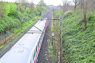 Blick auf die Rottenwarnanlage von der Brücke am Adenauerdamm. (Foto: Frank)
