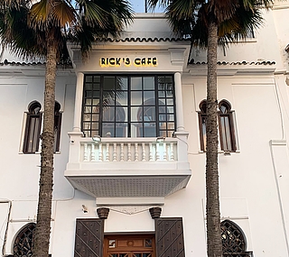 Rick’s Café in Marokko ist eine 2004 entstandene freie Nachbildung des Nachtclubs, der in „Casablanca“ eine so zentrale Rolle spielt. Foto: S. Strandmann