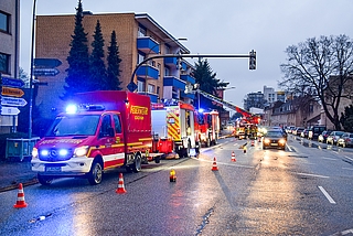 Bei dem Brand an der Friedensallee setzte die Feuerwehr eine Drehleiter ein. (Foto: Frank)