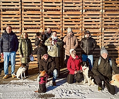 An mindestens 16 Stellen rund um den Herzhorner Rhin fanden diese Hundehalter während der vergangenen Wochen verdächtige Köder: Anja Hauschildt, Max Rüdl, Gaby und Udo Engelberg, Jan Sukowski, Kim Rohde, Sandra Wolfsteller, Regina Musgeld, Hilke Olsen und Sven Justus. (Foto: Musgeld)