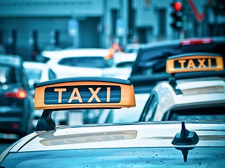 Taxis, Busse, Bahn – alles gut, aus Sicht der Jungen Union aber allein nicht ausreichend. Um Klima und Geldbeutel zu schonen, fordern die jungen Christdemokraten auch im Kreis Pinneberg so genanntes Ridesharing nach Moia-Vorbild. (Foto: pixabay)