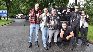 Legen auf der Reise von Kamen zum Festival einen Zwischenstopp auf dem Rastplatz Forst Rantzau ein: Timon Hamer (von links), Dominic Tanzer, Jens Pähler, Kevin Schultze, Marco Volkery und sein Sohn Ben Volkery. (Foto: Frank)