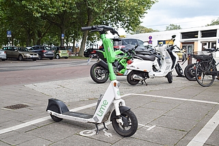 E-Scooter sind auch in Elmshorn beliebt. Auf diesem Stellplatz am Holstenplatz steht nur noch eines der Mietfahrzeuge. (Foto: Frank)