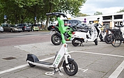 E-Scooter sind auch in Elmshorn beliebt. Auf diesem Stellplatz am Holstenplatz steht nur noch eines der Mietfahrzeuge. (Foto: Frank)