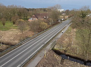 Die Kreisstraße 21 führt über die Bilsbek-Brücke, die jetzt saniert werden muss. (Foto: Julian Jenkel/GAB Umweltservice)