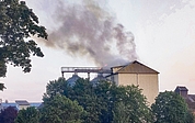 Qualm steigt aus einem Getreidesilo der Haars-Mühle in Kollmar auf. (Foto: Dennis Hoppstock/Freiwillige Feuerwehr Neuendorf)