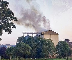 Qualm steigt aus einem Getreidesilo der Haars-Mühle in Kollmar auf. (Foto: Dennis Hoppstock/Freiwillige Feuerwehr Neuendorf)