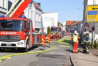 Zahlreiche Feuerwehrfahrzeuge standen in der Straße Großer Wulfhagen. (Foto: Frank)