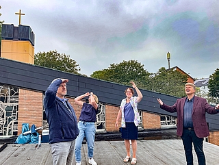 Die beteiligten Organisatoren halten Ausschau: Ist da oben jemand, der uns Menschen versteht? (Foto: Evangelische Allianz Elmshorn)