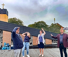 Die beteiligten Organisatoren halten Ausschau: Ist da oben jemand, der uns Menschen versteht? (Foto: Evangelische Allianz Elmshorn)