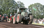 Landmaschinen ziehen schwere Bremswagen über den Acker. Das Spektakel in Lutzhorn startet am heutigen Sonnabend um 8. 30 Uhr und kann sich bis in die Abendstunden ziehen. (Foto: Trecker-Treck Team Lutzhorn)