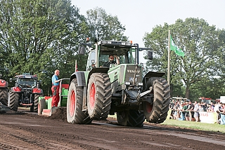 Landmaschinen ziehen schwere Bremswagen über den Acker. Das Spektakel in Lutzhorn startet am heutigen Sonnabend um 8. 30 Uhr und kann sich bis in die Abendstunden ziehen. (Foto: Trecker-Treck Team Lutzhorn)
