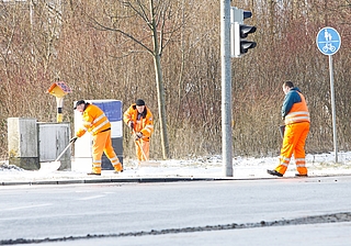 Nicht nur die Stadt ist zum Räumen und Abstreuen ihrer Flächen verpflichtet. Auch jeder private Grundstückseigentümer muss bei Schnee und Eis Geh- und Radweg räumen. (Foto: rs/Archiv)