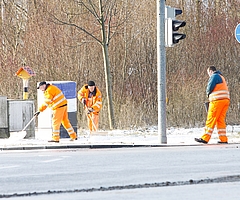 Nicht nur die Stadt ist zum Räumen und Abstreuen ihrer Flächen verpflichtet. Auch jeder private Grundstückseigentümer muss bei Schnee und Eis Geh- und Radweg räumen. (Foto: rs/Archiv)