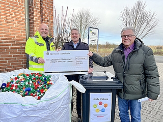 Vor einem Sack mit gesammelten Kunststoffdeckeln präsentieren Michael Finnern, Geschäftsführer bei GAB Umwelt Service, Dr. Harald Schroers und Dr.-Ing. Manfred Hase vom Rotary Club Pinneberg einen symbolischen Scheck über 1500 Euro. (Foto: GAB Umwelt Service)