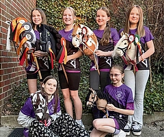 Qualifizierten sich für die Deutsche Meisterschaft Hobby Horsing: Hannah Rodig (oben von links) und Mieke Range gelangten unter die Top5 Deutschlands in der Altersklasse U15. Sie setzten sich gegen knapp 130 Mitbewerber in der Dressurprüfung durch, Hannah zusätzlich im Stilspringen gegen fast 200 Konkurrentinnen. Antreten dürfen auch Ina von Bocksen, Josephine Jensen, Aleksa Jacobs (unten von links) und Eva Boll. (Foto: Melanie Range)