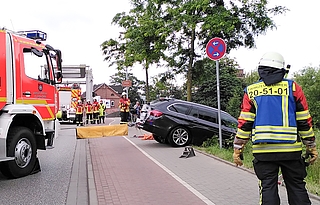 Die Feuerwehr zog den Wagen mit einer Winde aus dem Regenrückhaltebecken heraus. (Foto: Frank)
