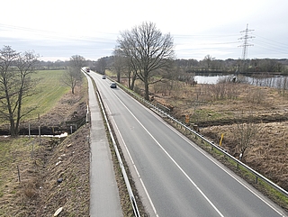 Über die Bilsbek-Brücke führt die Kreisstraße 21 (alte B5). (Archiv: Julian Jenkel)