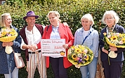 Das Team von „Uetersen blüht auf“ überreichte der zweiten IHG-Vorsitzenden Angela Huckfeldt (Mitte) einen symbolischen Scheck über 5200 Euro: Anneli Weichert (von links), die die Fuzo sauber hielt, Initiator Carsten Schwenn, dessen Ehefrau Doris Schwenn und Rechnungsführerin Marianne Opitz. (Foto: Frank)