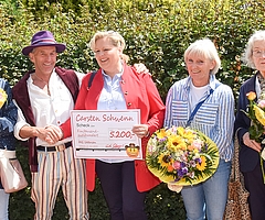 Das Team von „Uetersen blüht auf“ überreichte der zweiten IHG-Vorsitzenden Angela Huckfeldt (Mitte) einen symbolischen Scheck über 5200 Euro: Anneli Weichert (von links), die die Fuzo sauber hielt, Initiator Carsten Schwenn, dessen Ehefrau Doris Schwenn und Rechnungsführerin Marianne Opitz. (Foto: Frank)