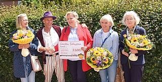 Das Team von „Uetersen blüht auf“ überreichte der zweiten IHG-Vorsitzenden Angela Huckfeldt (Mitte) einen symbolischen Scheck über 5200 Euro: Anneli Weichert (von links), die die Fuzo sauber hielt, Initiator Carsten Schwenn, dessen Ehefrau Doris Schwenn und Rechnungsführerin Marianne Opitz. (Foto: Frank)