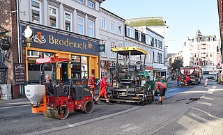 Ein Abschnitt der Königstraße in Bahnhofsnähe wird neu aspaltiert. (Foto: Frank)