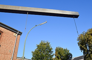 Die Ketten der Höhenwarnanlage baumeln über der Geschwister-Scholl-Straße. Was fehlt, ist die rot-weiße Warntafel. (Foto: Frank)