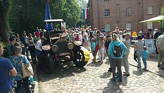 In Rantzau gibt es am 30. Deutschen Mühlentag viel zu sehen: Vor der Mühle zeigen Oldtimer-Fans ihre historischen Trecker. Foto: Mohr