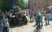 In Rantzau gibt es am 30. Deutschen Mühlentag viel zu sehen: Vor der Mühle zeigen Oldtimer-Fans ihre historischen Trecker. Foto: Mohr