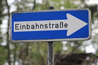 Der Flamweg wird auf einem etwa 300 Meter langen Abschnitt zur Einbahnstraße. (Symbolfoto: Pixabay, Andre Averdiek)