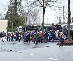 Gedränge am Zentralen Omnibusbahnhof in Elmshorn: Zahlreiche Reisende mussten am Dienstag, 17. Januar 2023, auf den Schienenersatzverkehr Richtung Itzehoe oder Hamburg umsteigen. (Foto: Frank)